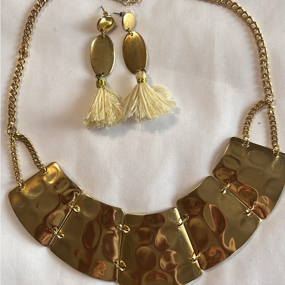 Elegant Gold Necklace and Earring Set